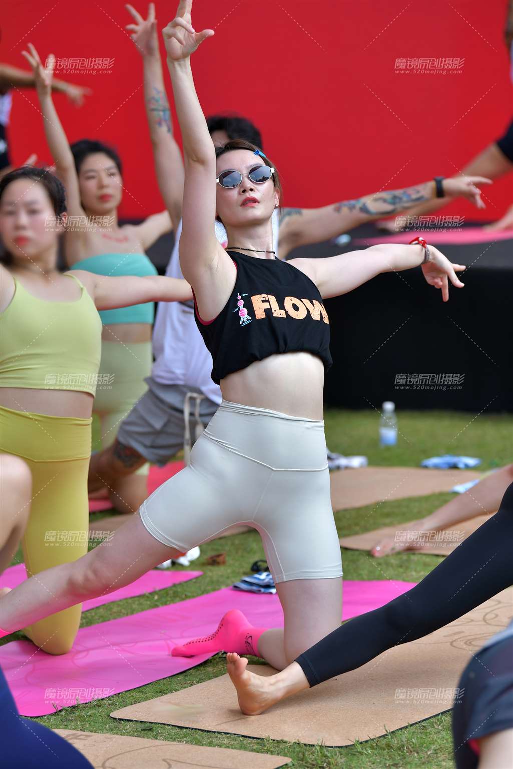 图片[1]-米白五分瑜伽紧身裤美女-街拍流行馆