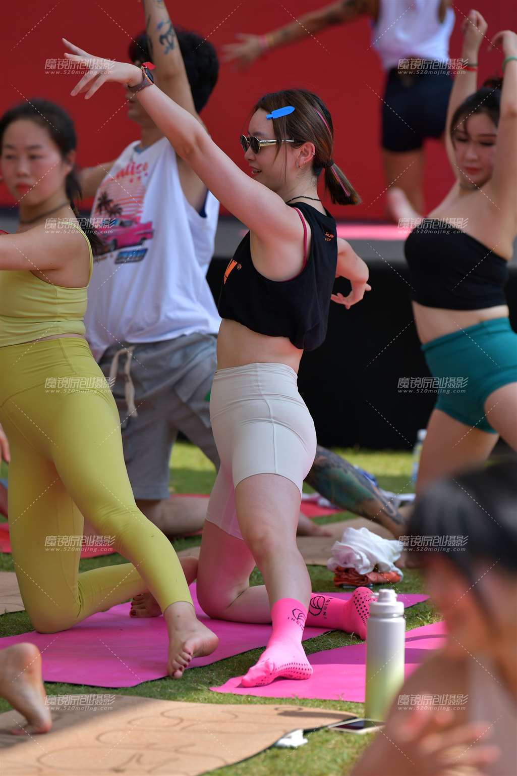图片[5]-米白五分瑜伽紧身裤美女-街拍流行馆