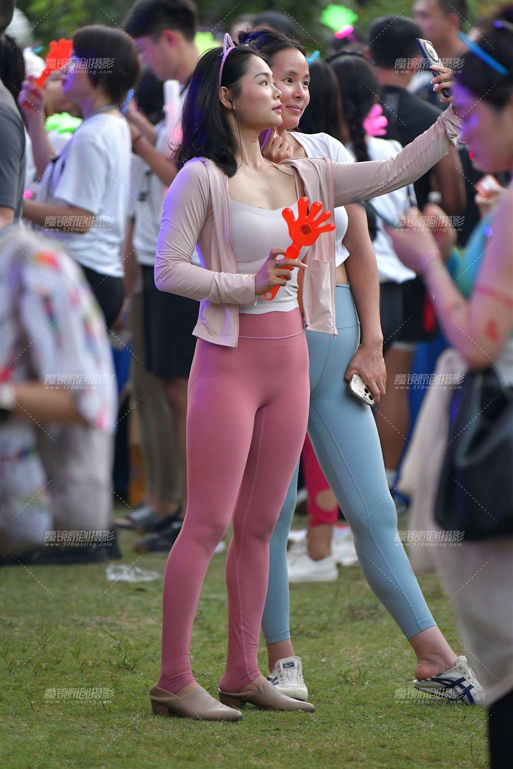 图片[1]-喜欢拍照瑜伽裤美女-街拍流行馆