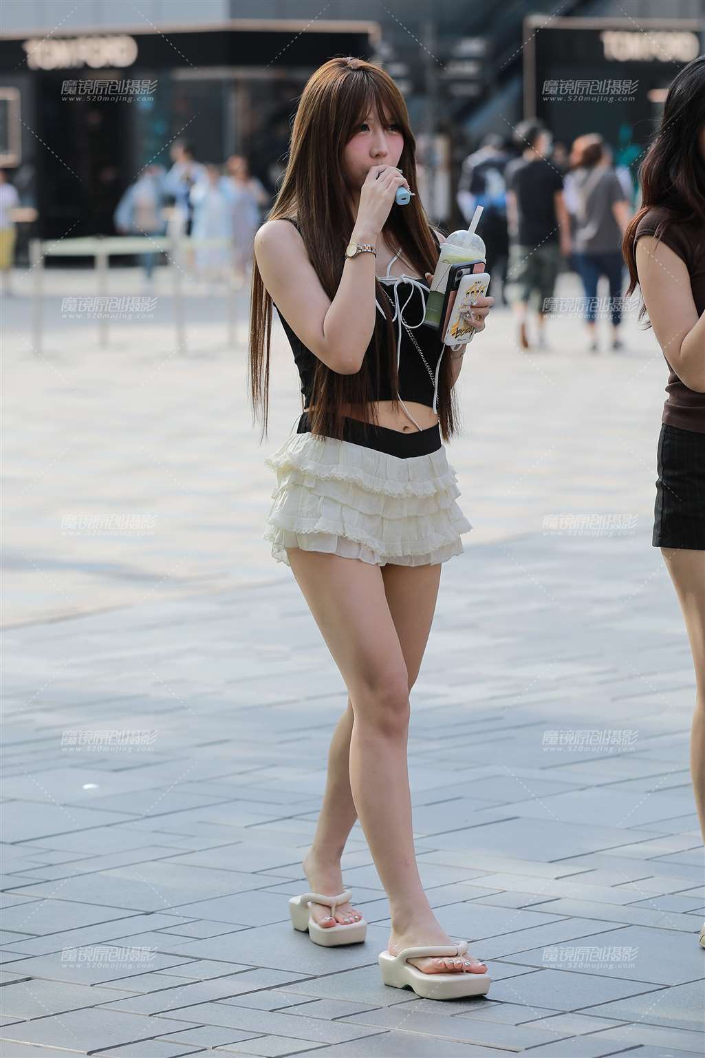 图片[1]-超短百褶裙美女-街拍流行馆
