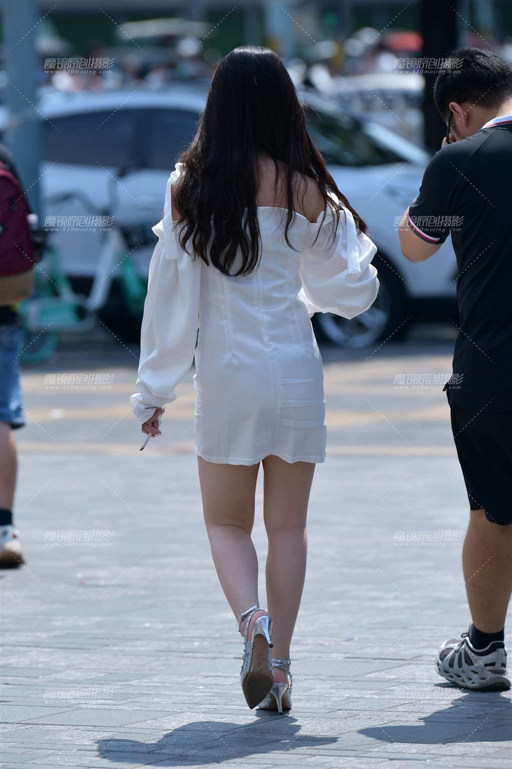 图片[2]-白色连衣裙腼腆美女-街拍流行馆