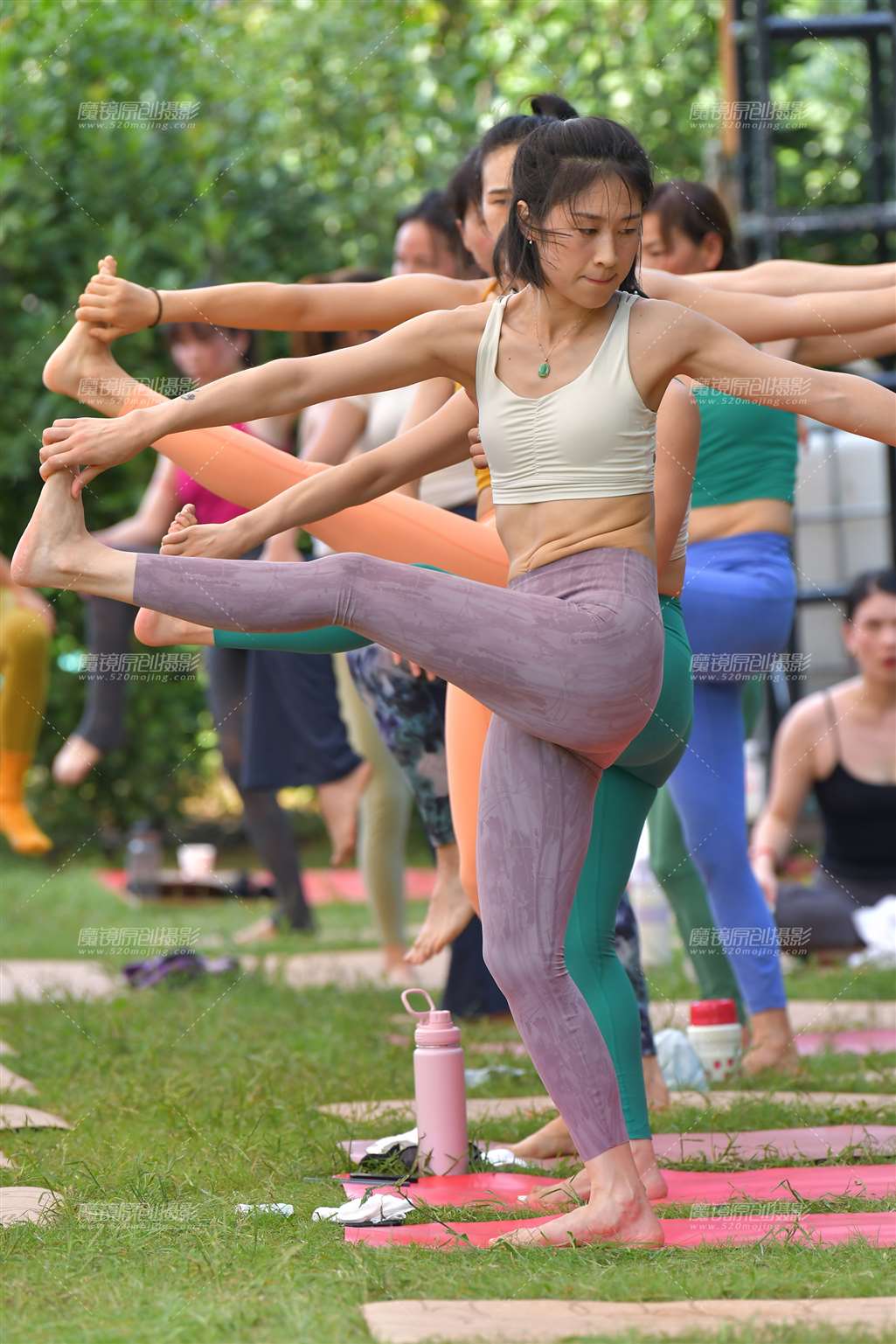 图片[1]-扭转紧身瑜伽美女-街拍流行馆