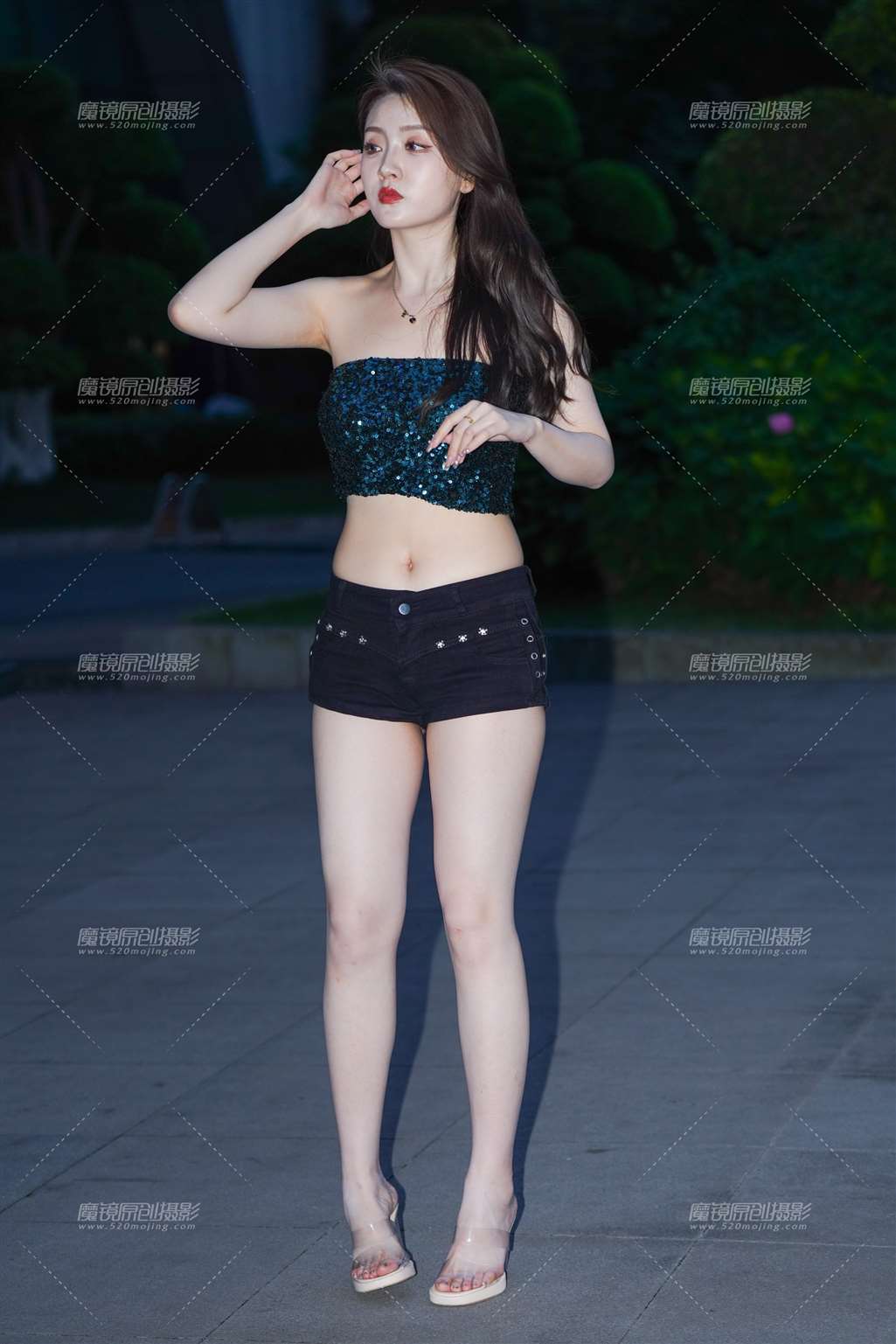 图片[1]-热裤美腿丝滑肌肤-街拍流行馆