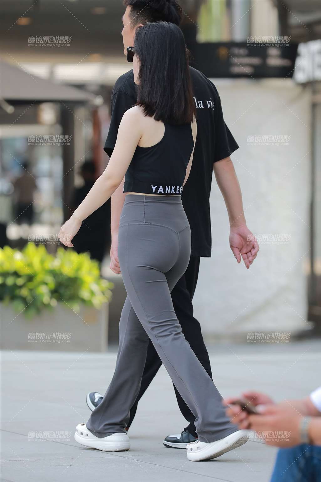 图片[3]-灰色瑜伽裤美女-街拍流行馆