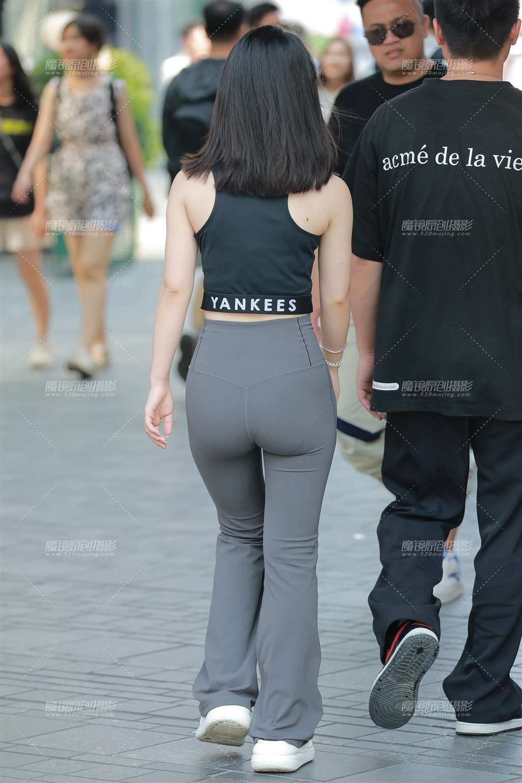 图片[2]-灰色瑜伽裤美女-街拍流行馆