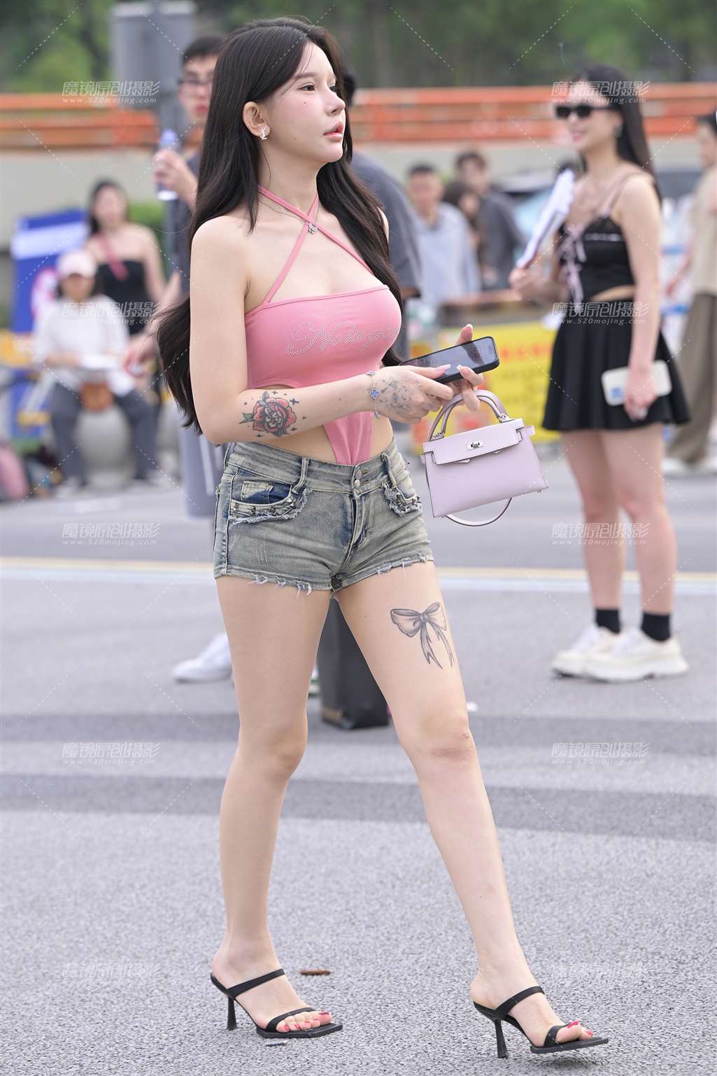 图片[1]-热裤小妹-街拍流行馆