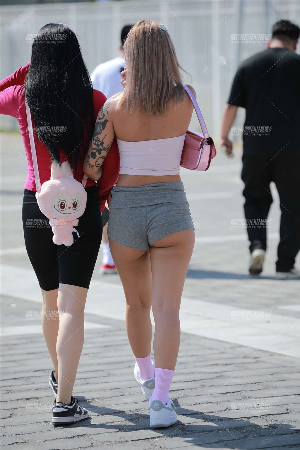 图片[2]-小麦色极品热裤美女-街拍流行馆