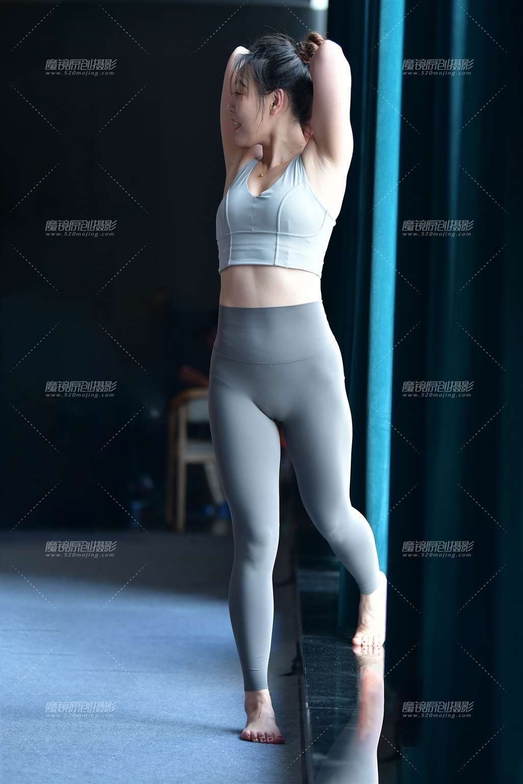 图片[1]-双人舒展瑜伽美女-街拍流行馆