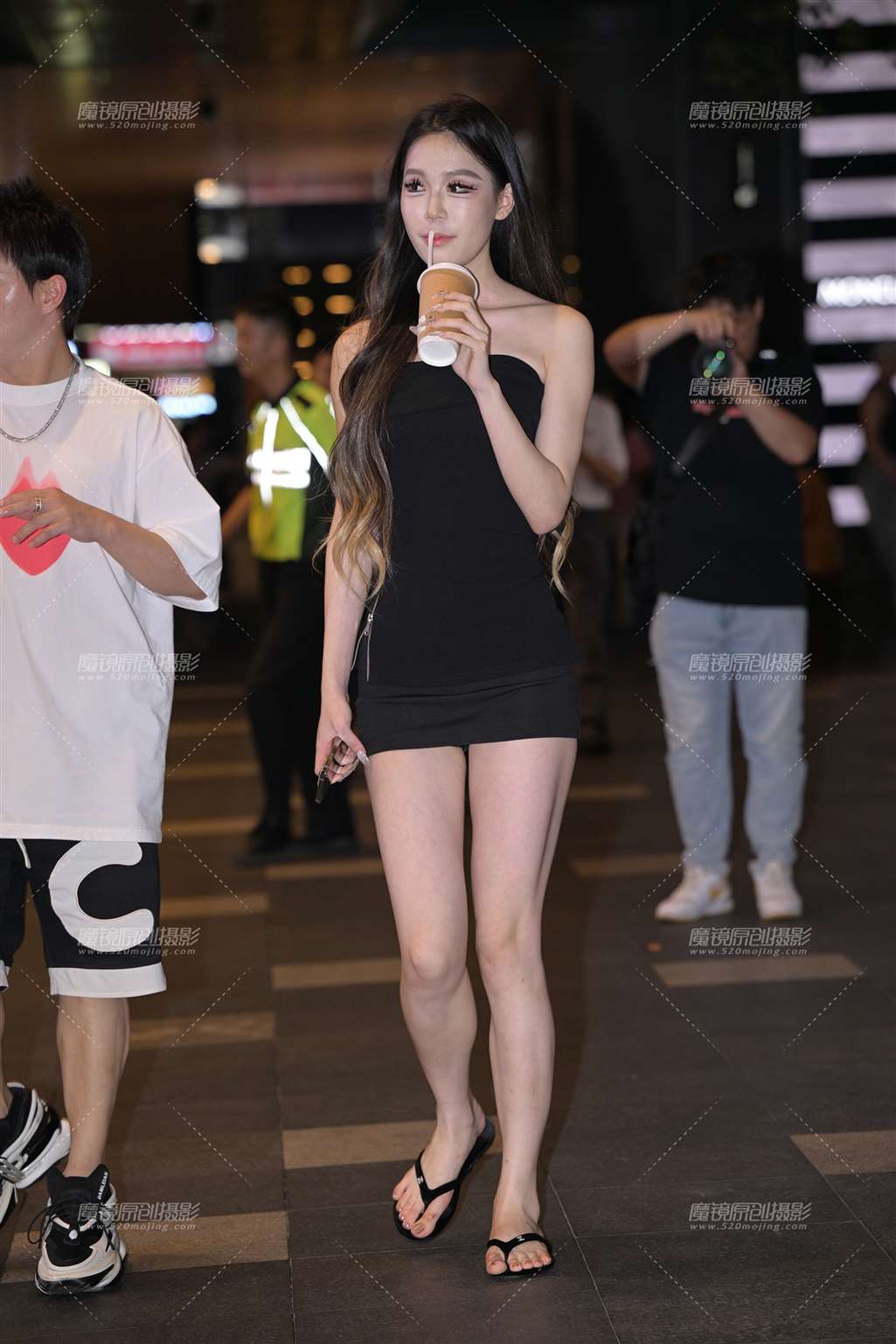 图片[1]-拖鞋白嫩小妹-街拍流行馆