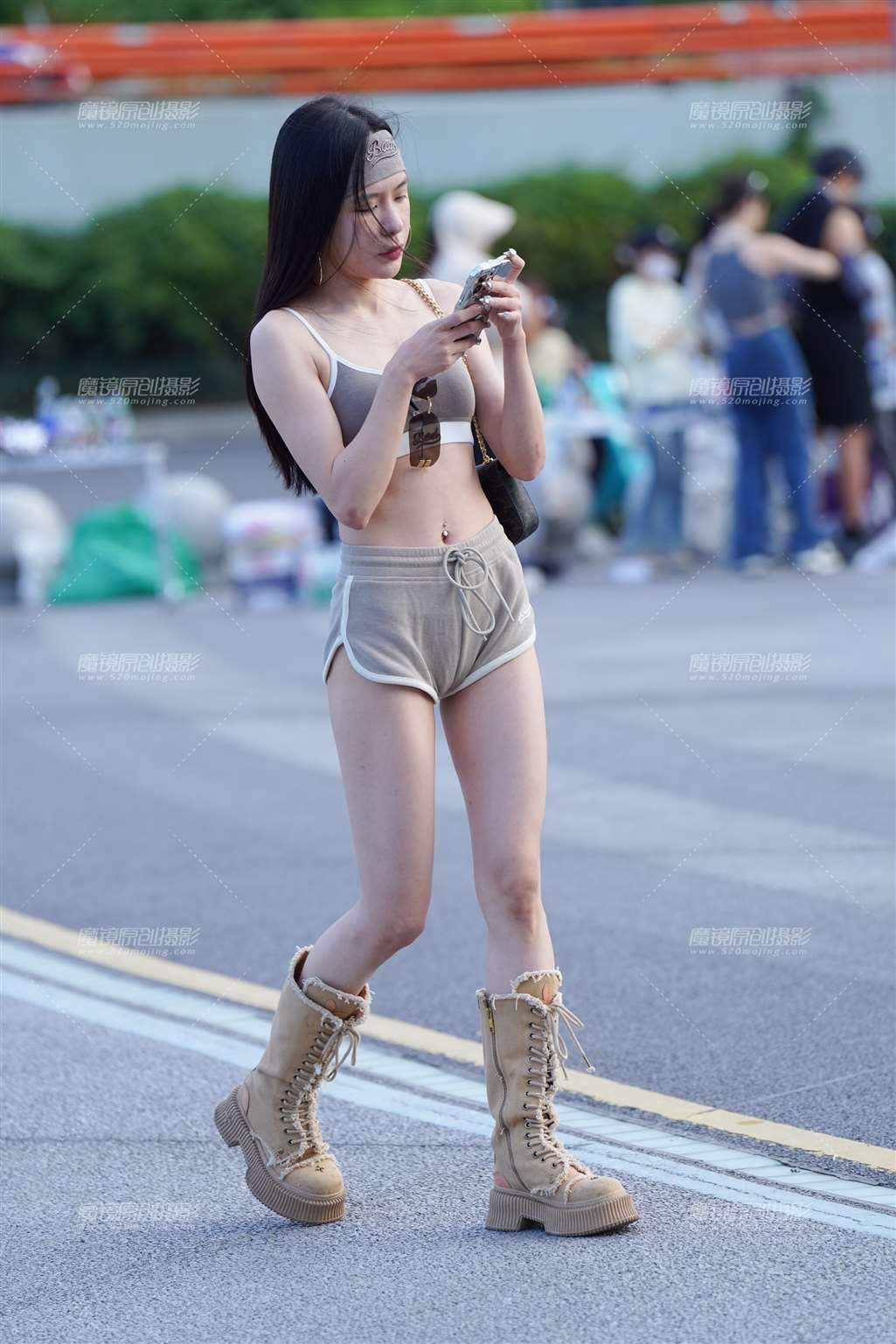图片[1]-清凉热裤-街拍流行馆