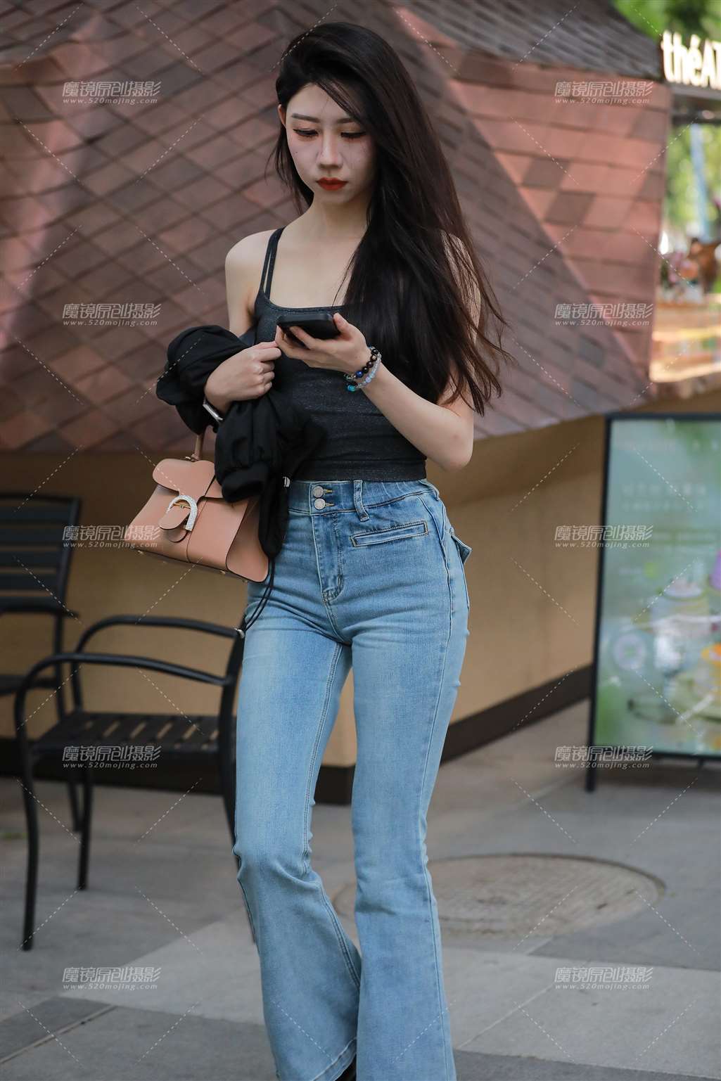 图片[1]-蓝色牛仔裤美女-街拍流行馆