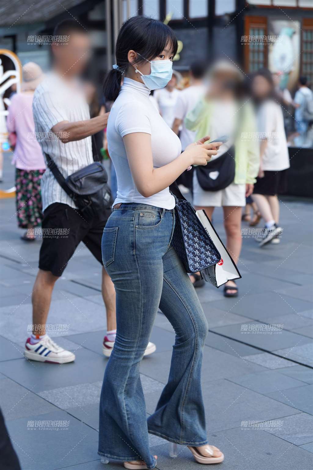 图片[1]-圆润挺翘 盈盈一握小蛮腰-街拍流行馆