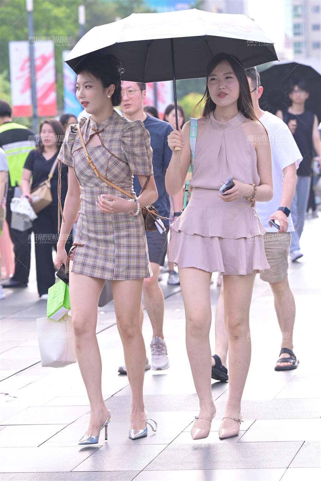 图片[1]-打伞长腿闺蜜-街拍流行馆