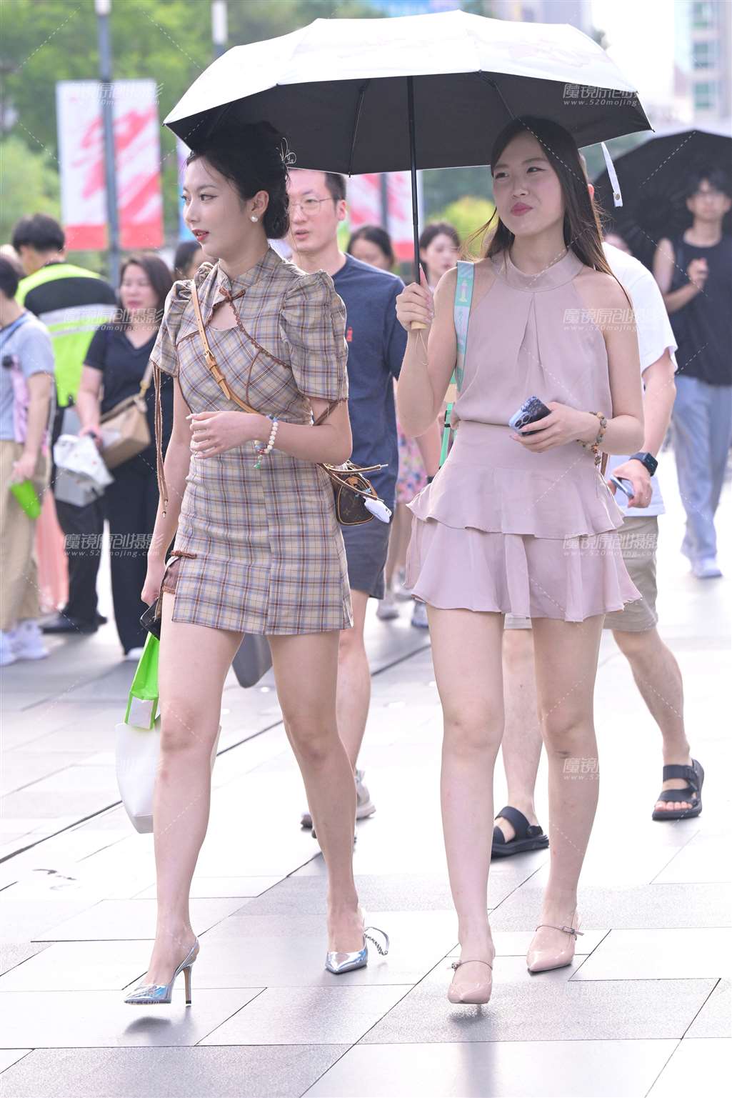 图片[2]-打伞长腿闺蜜-街拍流行馆