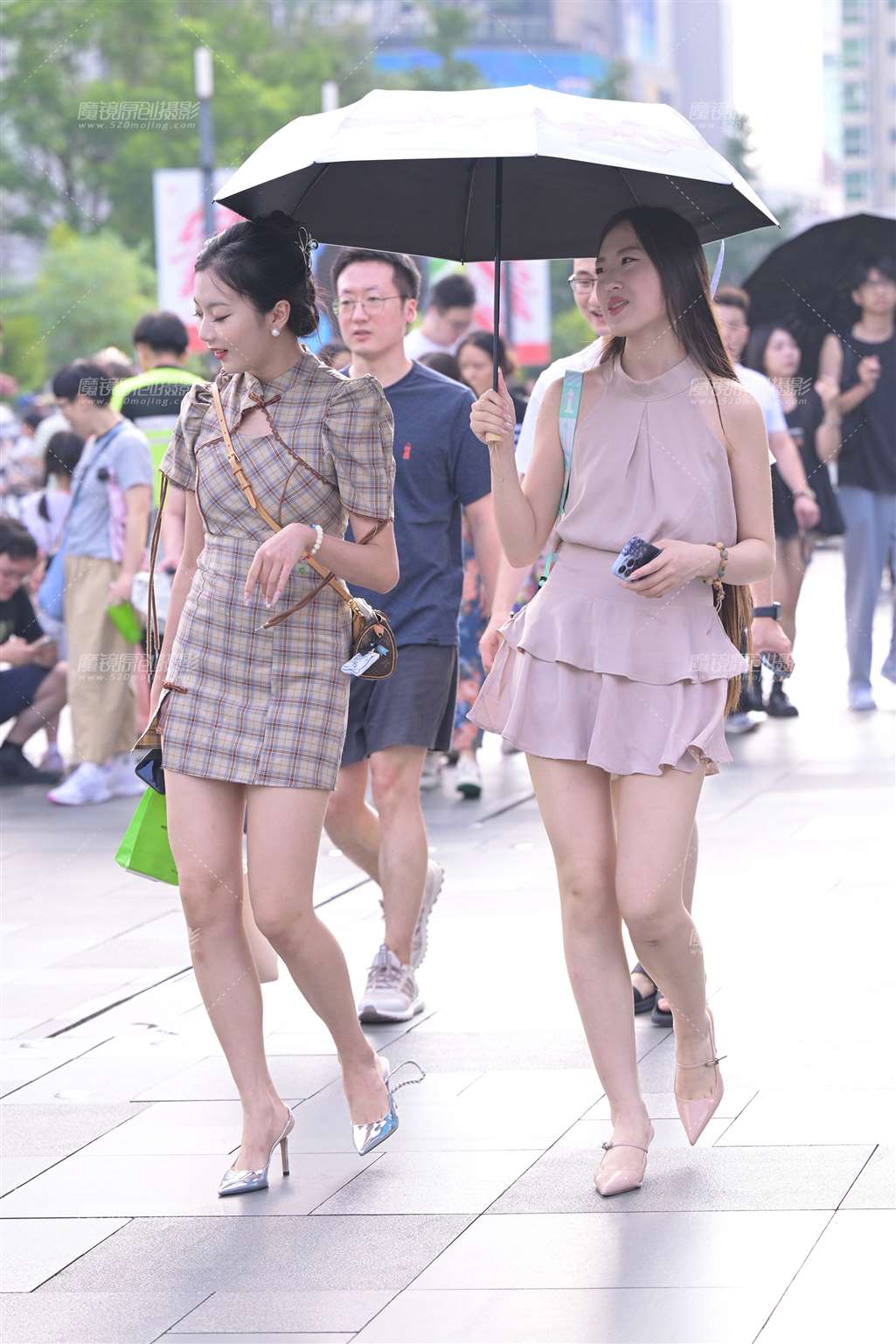 图片[3]-打伞长腿闺蜜-街拍流行馆
