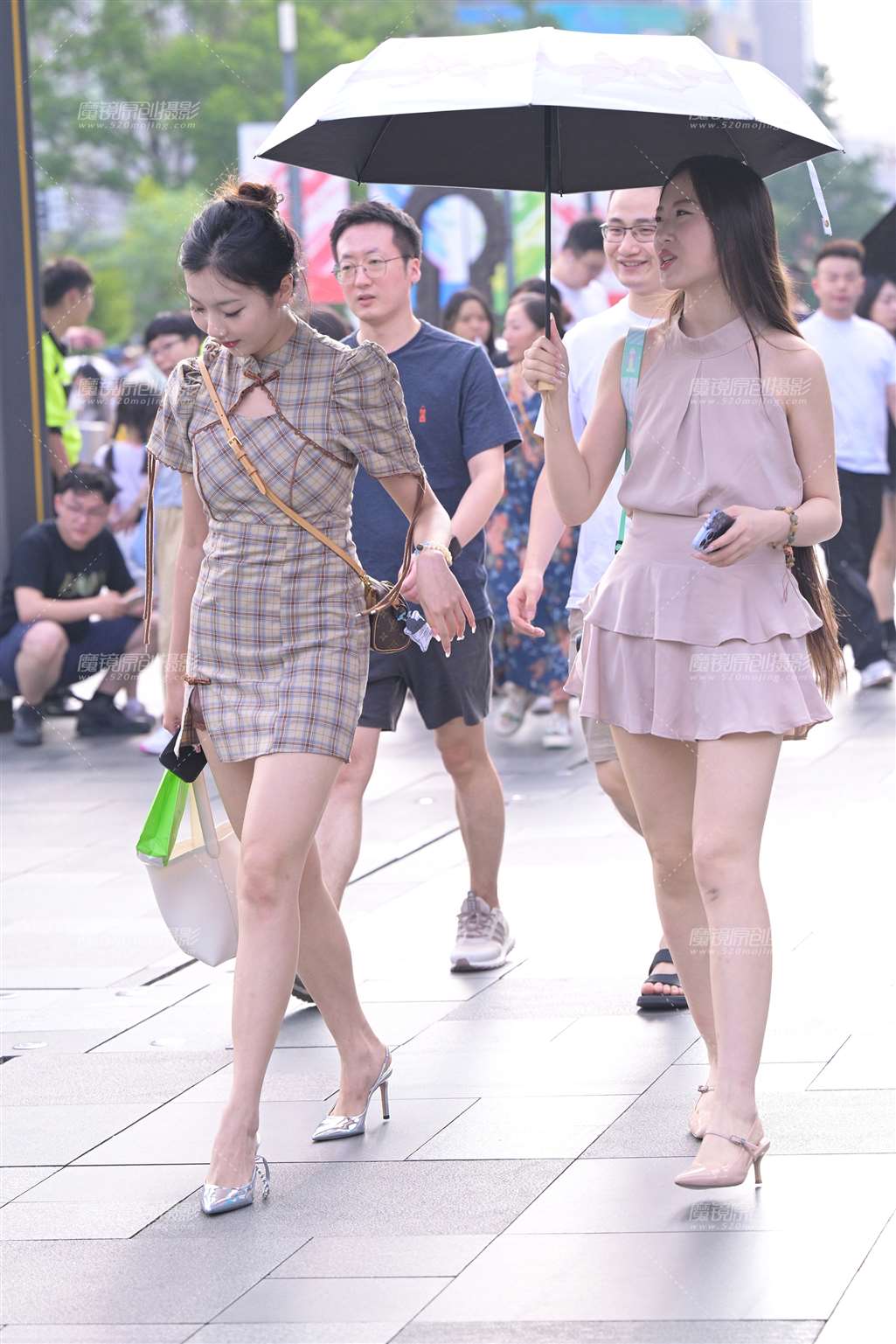 图片[4]-打伞长腿闺蜜-街拍流行馆