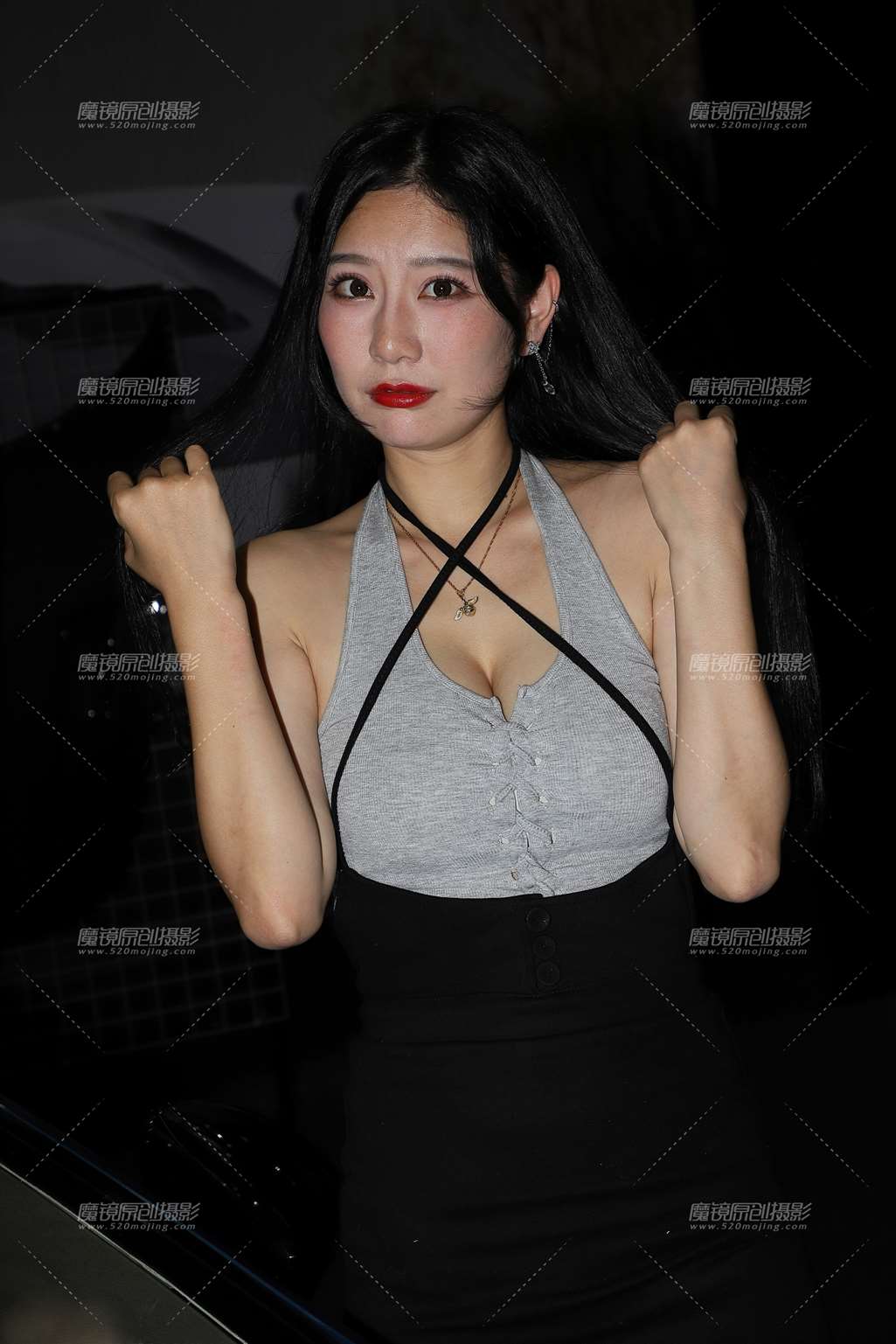 图片[1]-灰色小背心黑色短裙-街拍流行馆
