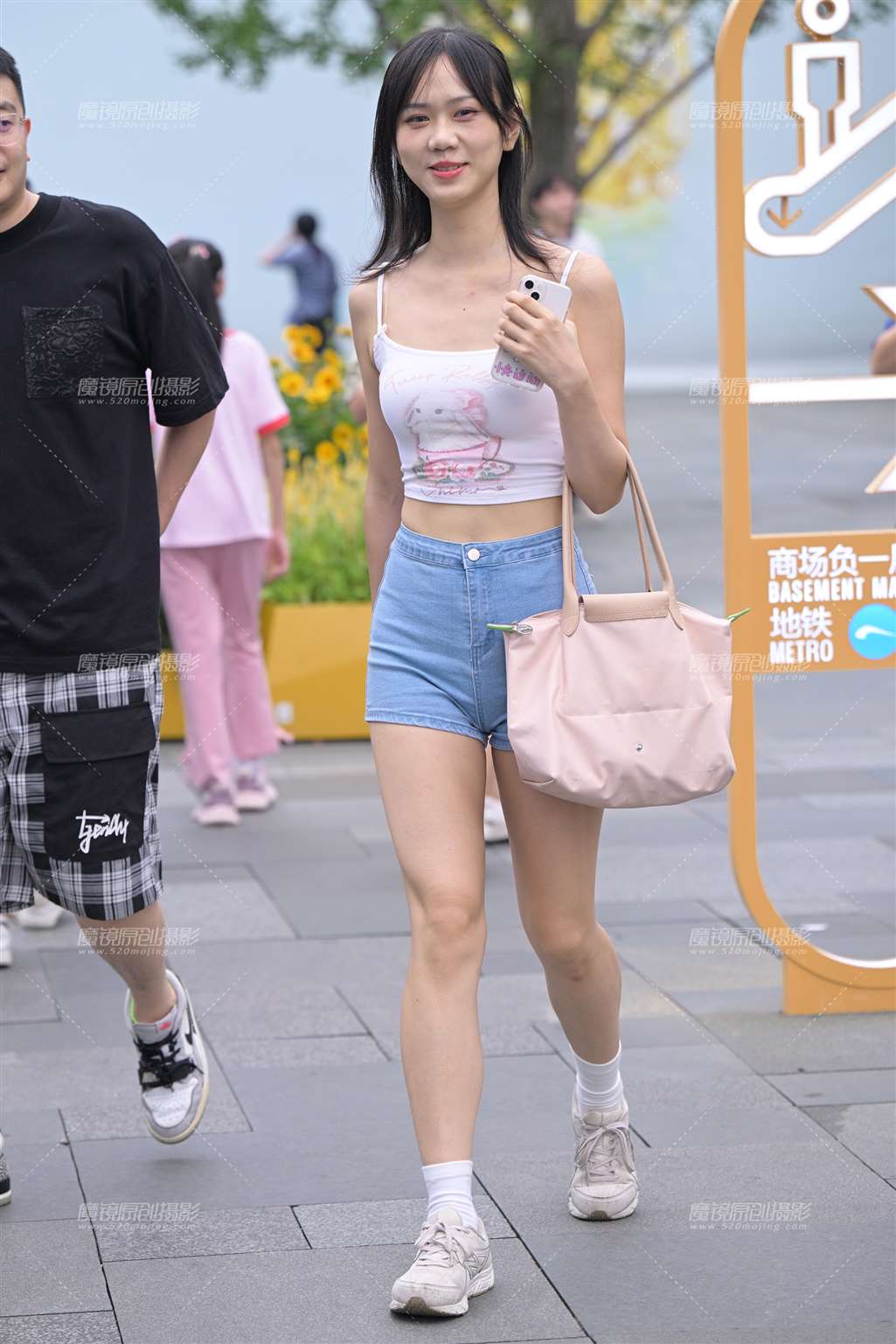 图片[1]-爱笑热裤小妹-街拍流行馆