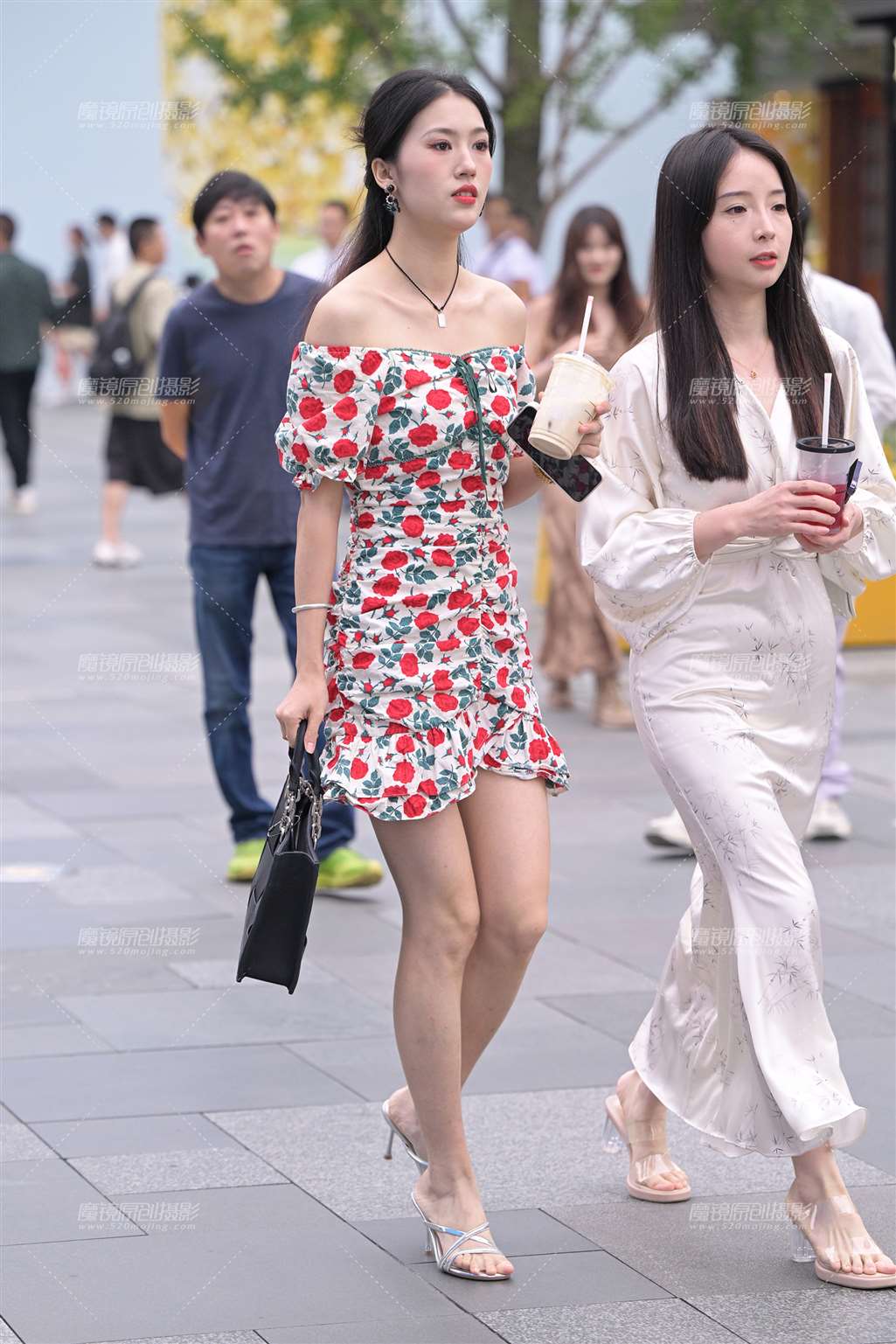 图片[1]-花裙美女-街拍流行馆