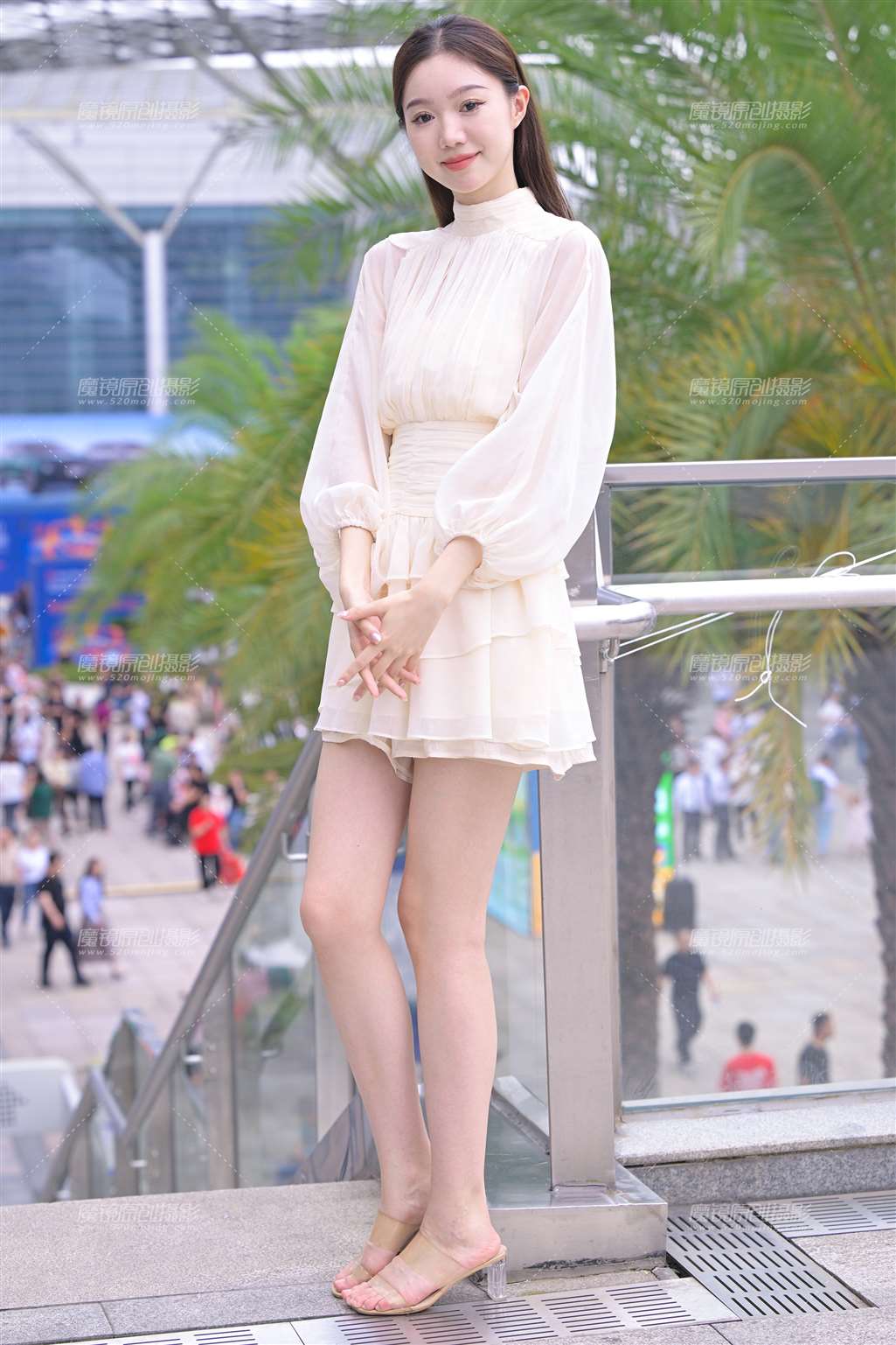 图片[1]-搭讪长得很乖的美腿小姐姐-街拍流行馆