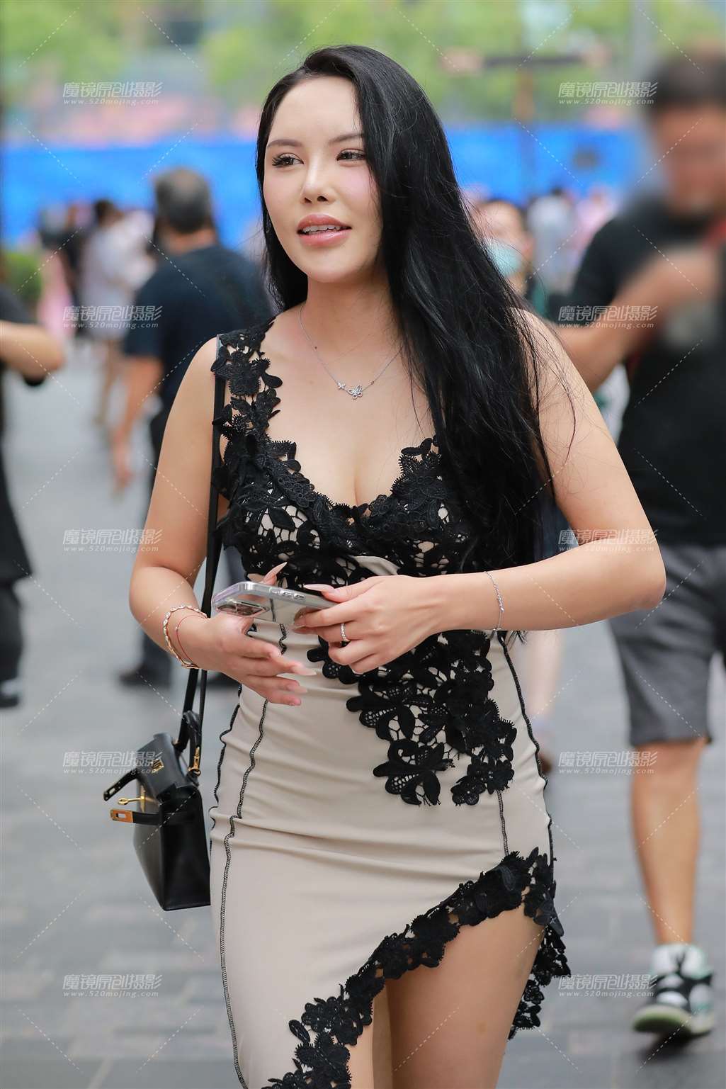 图片[1]-高开叉包臀裙美女-街拍流行馆