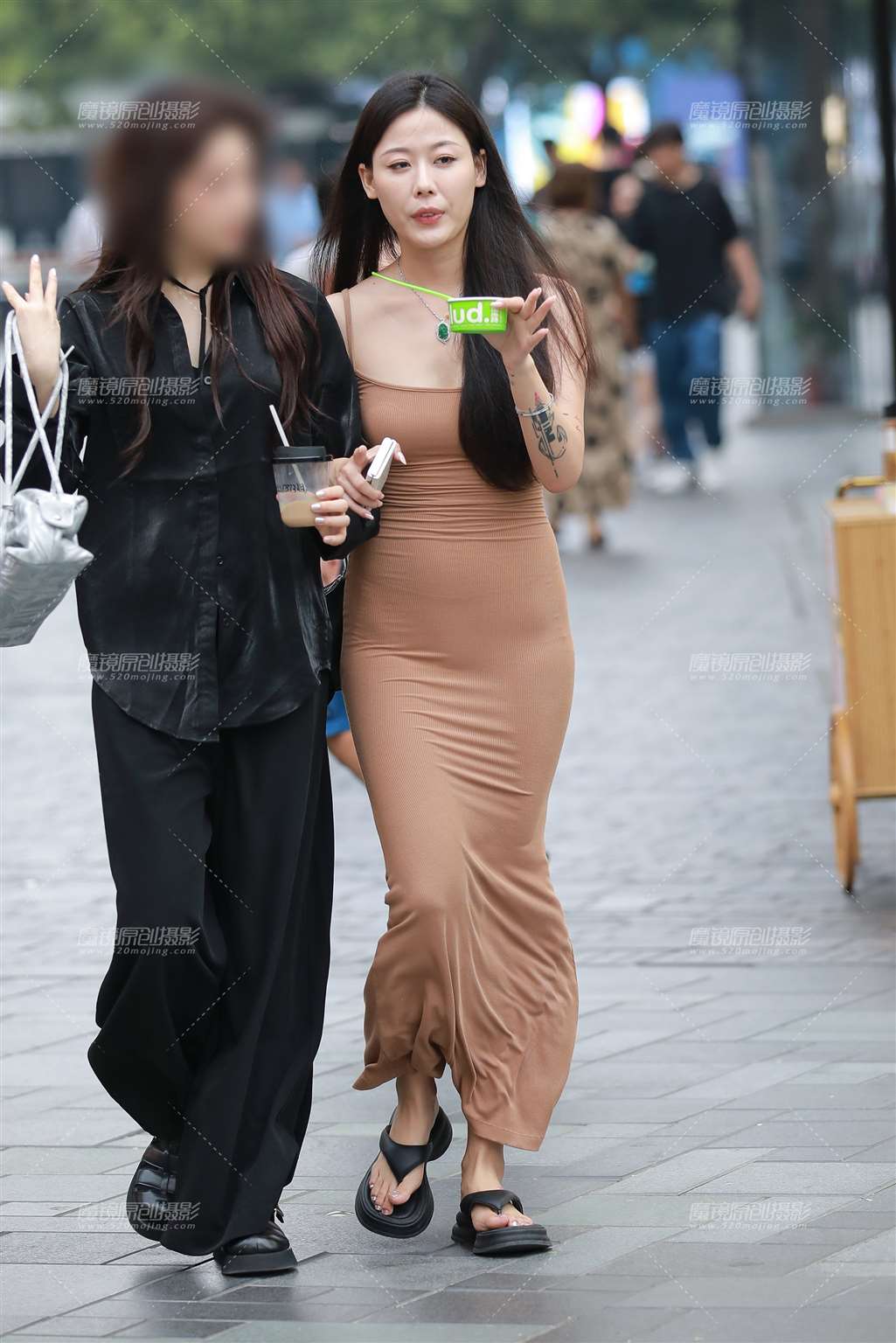 图片[4]-棕色紧身裙美女-街拍流行馆