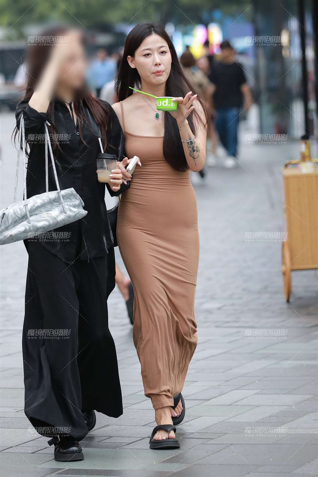 图片[5]-棕色紧身裙美女-街拍流行馆