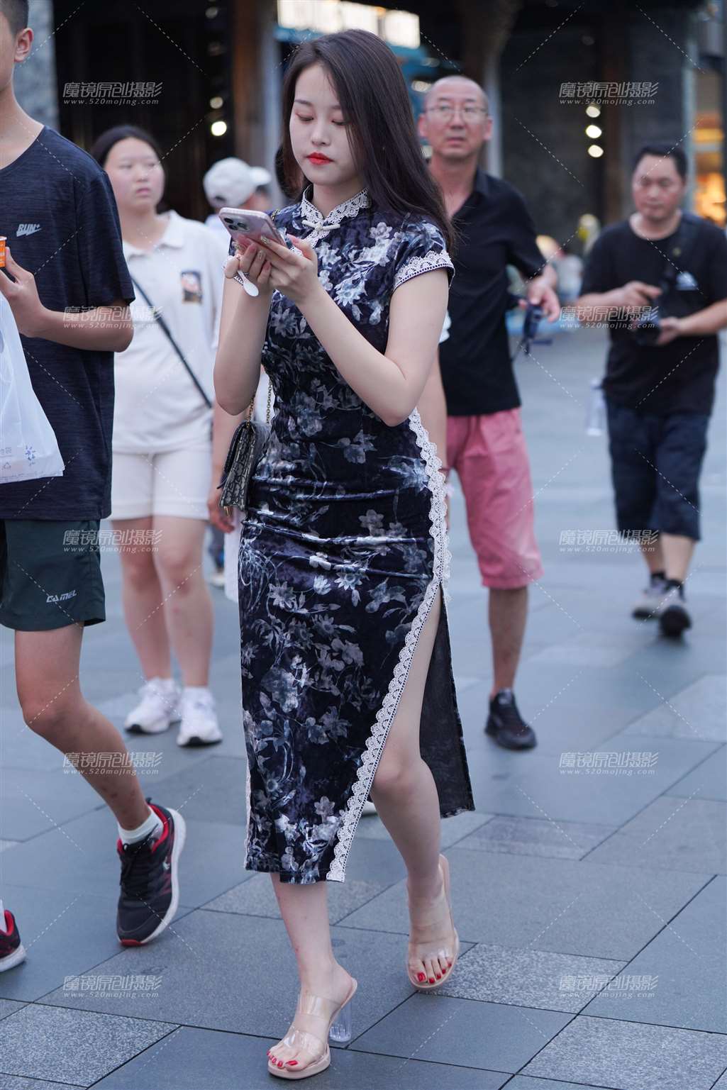 图片[1]-玉足旗袍-街拍流行馆