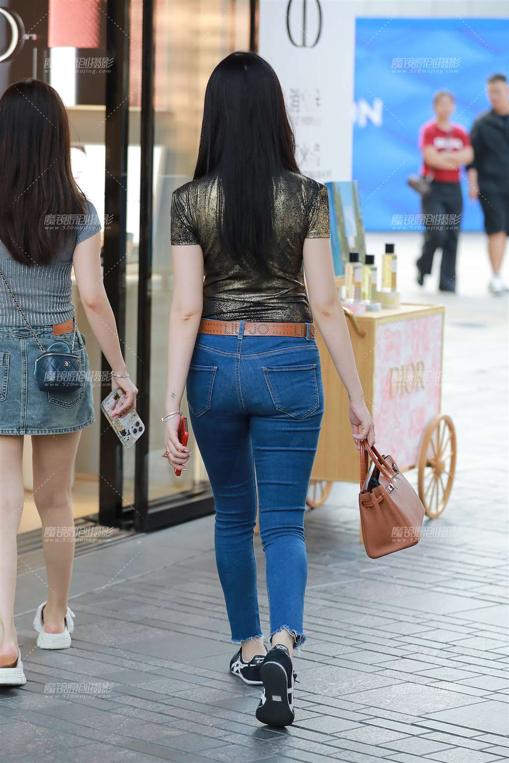 图片[2]-蓝色紧牛美女-街拍流行馆